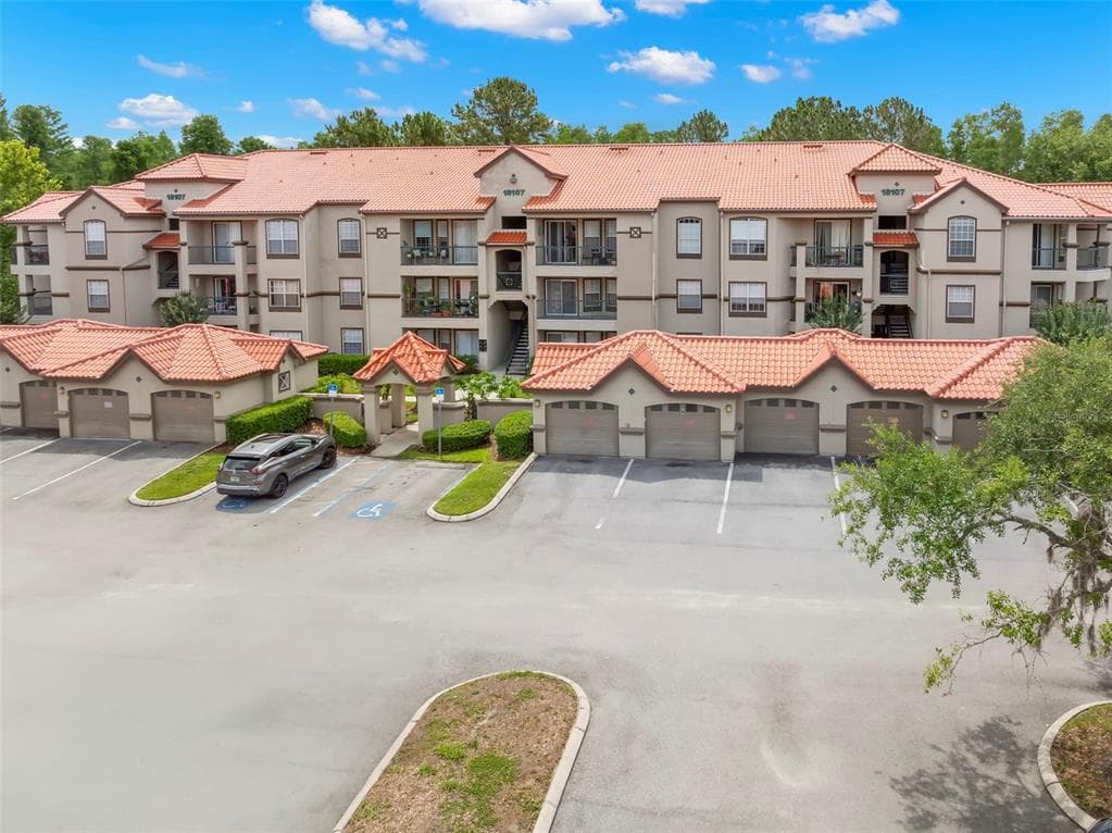 18107 PEREGRINES PERCH PLACE UNIT 6111 LUTZ, FL 33558
