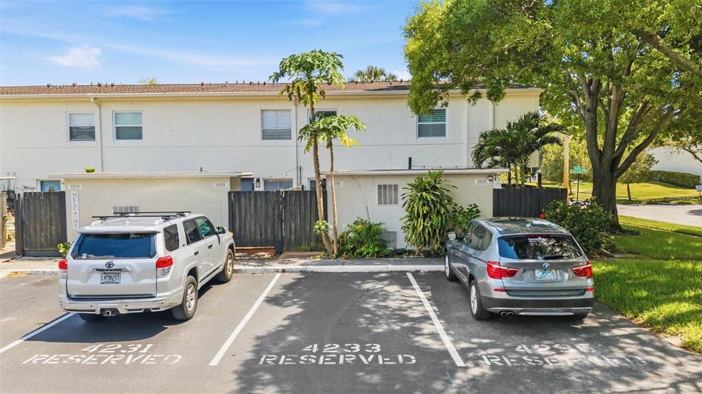 4233 LA SORRENTO COURT TAMPA, FL 33611