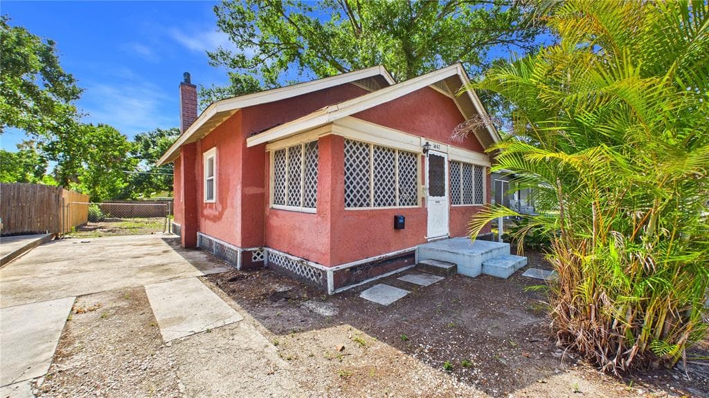 1642 39TH ST S ST PETERSBURG, FL 33711