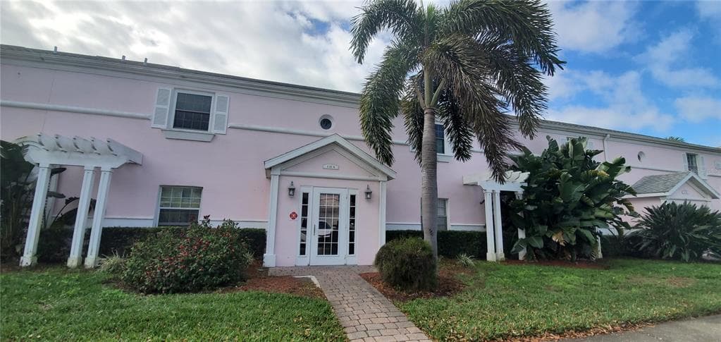 184 POMPANO DRIVE SE UNIT D ST PETERSBURG, FL 33705