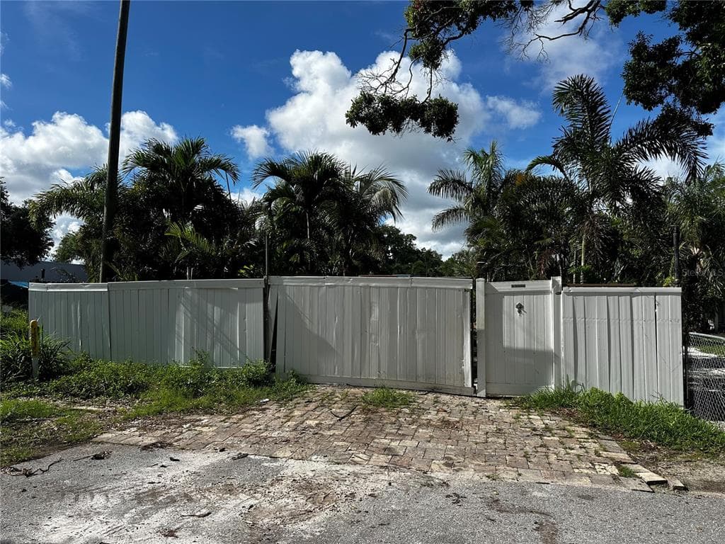 715 SMITH STREET CLEARWATER, FL 33756