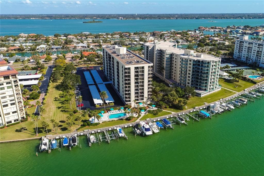 690 ISLAND WAY UNIT 404 CLEARWATER BEACH, FL 33767