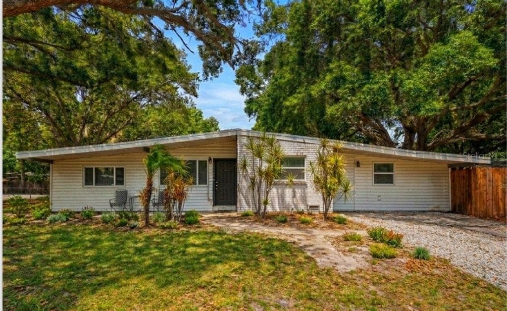 4437 W BAY AVENUE TAMPA, FL 33616