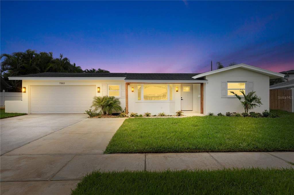 1563 EDEN ISLE BOULEVARD NE ST PETERSBURG, FL 33704