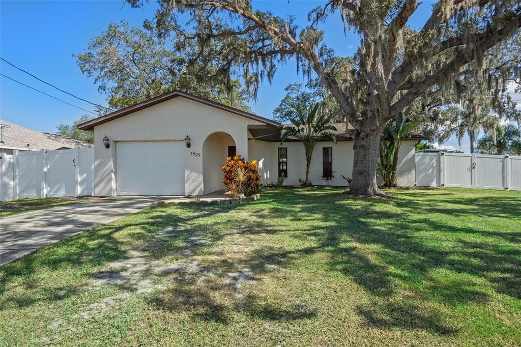 5525 APPLEGATE DRIVE SPRING HILL, FL 34606