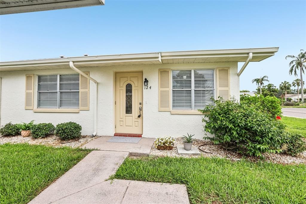 124 GLOUCESTER BOULEVARD UNIT 355J SUN CITY CENTER, FL 33573