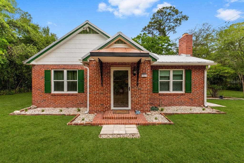 824 NE 9TH AVENUE GAINESVILLE, FL 32601