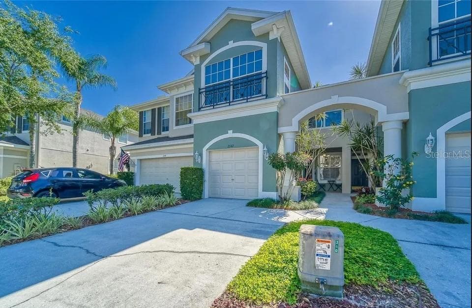 2142 PARKCRESCENT DRIVE