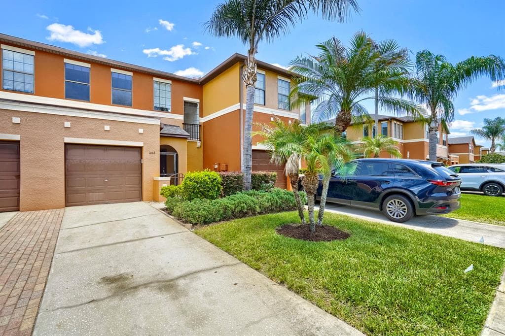 1048 TULLAMORE DRIVE WESLEY CHAPEL, FL 33543