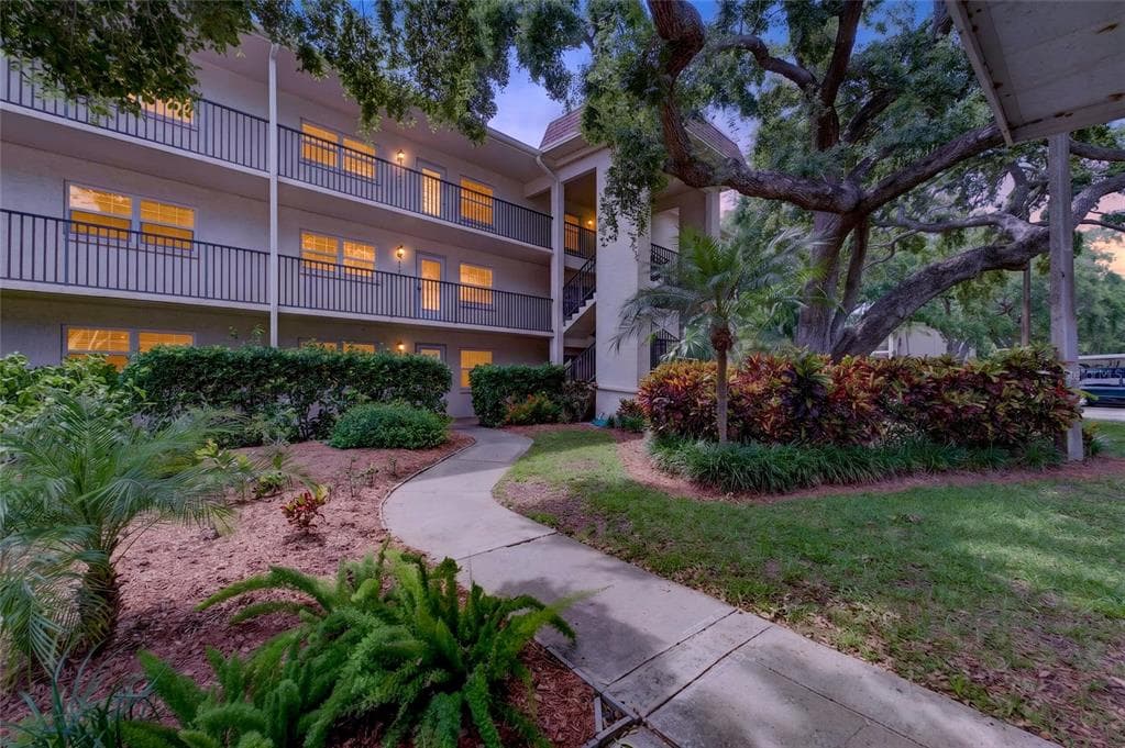 860 VIRGINIA STREET UNIT 211 DUNEDIN, FL 34698