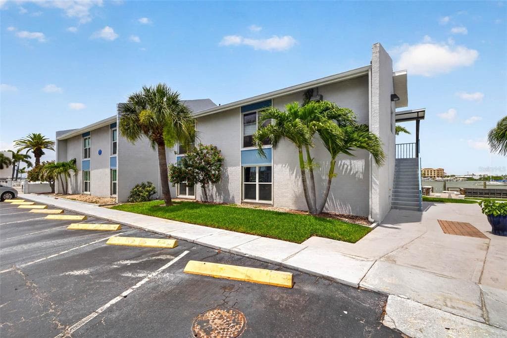 363 MEDALLION BOULEVARD UNIT B MADEIRA BEACH, FL 33708