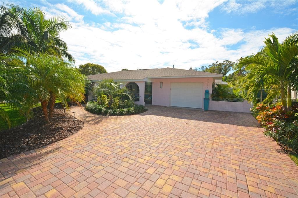 7020 MANGO AVENUE S ST PETERSBURG, FL 33707
