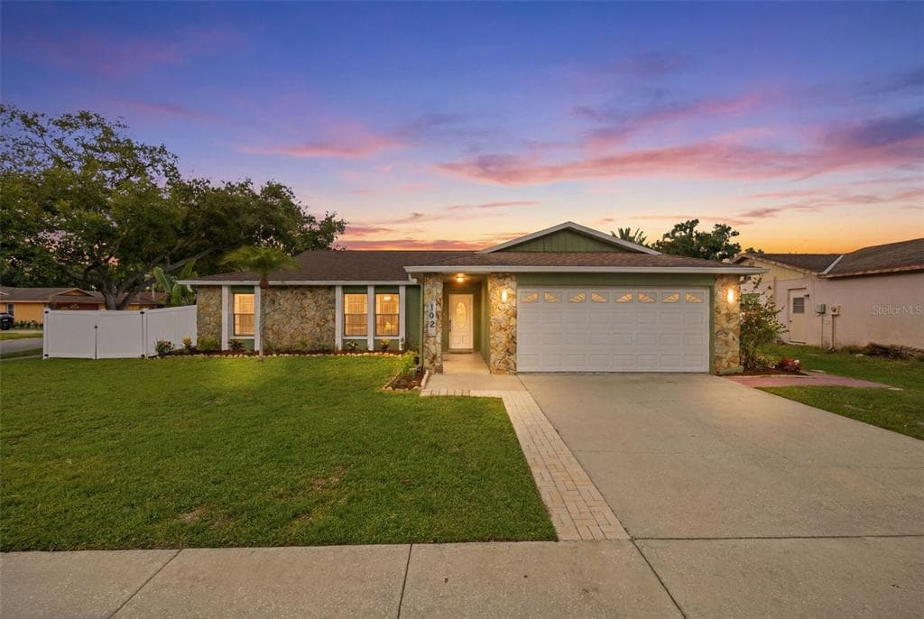 102 PEACOCK CIRCLE