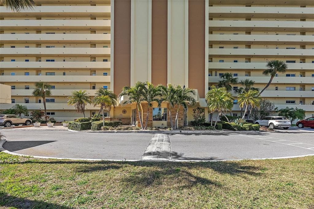 4725 COVE CIRCLE UNIT 704 ST PETERSBURG, FL 33708