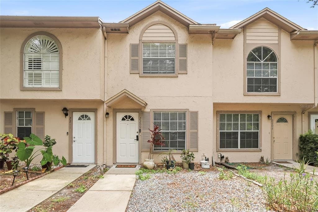 2209 FLETCHERS POINT CIRCLE TAMPA, FL 33613