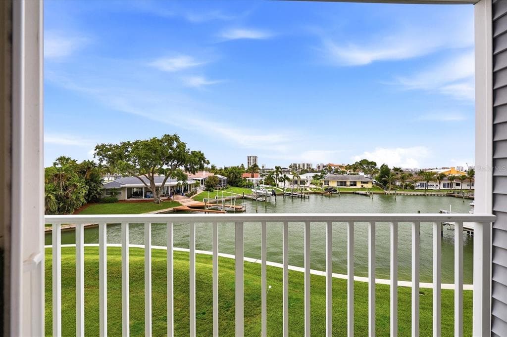 610 ISLAND WAY UNIT 201 CLEARWATER BEACH, FL 33767