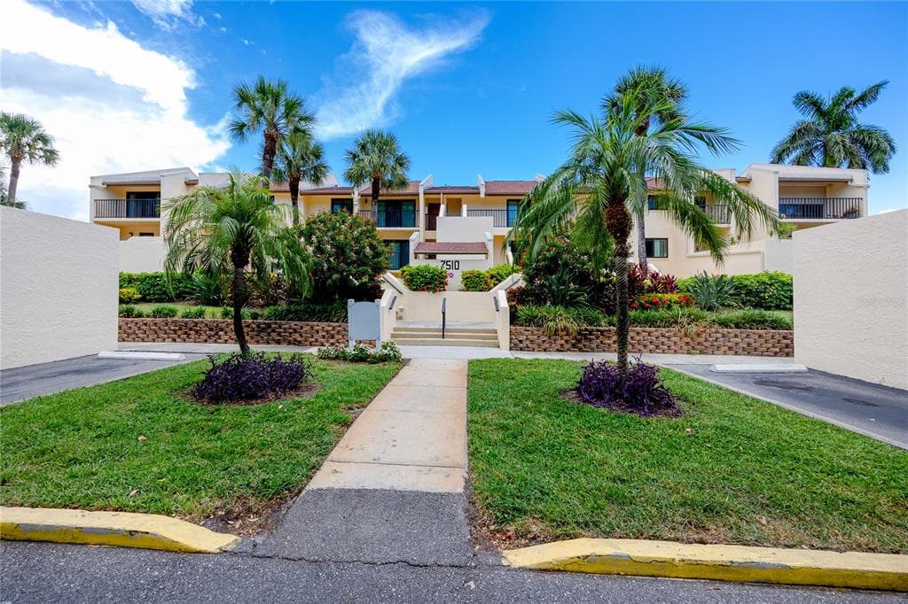 7510 SUNSHINE SKYWAY LANE S UNIT P4 ST PETERSBURG, FL 33711