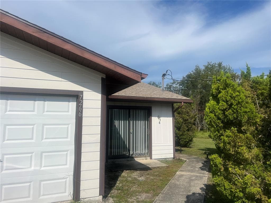 7266 POND CIRCLE