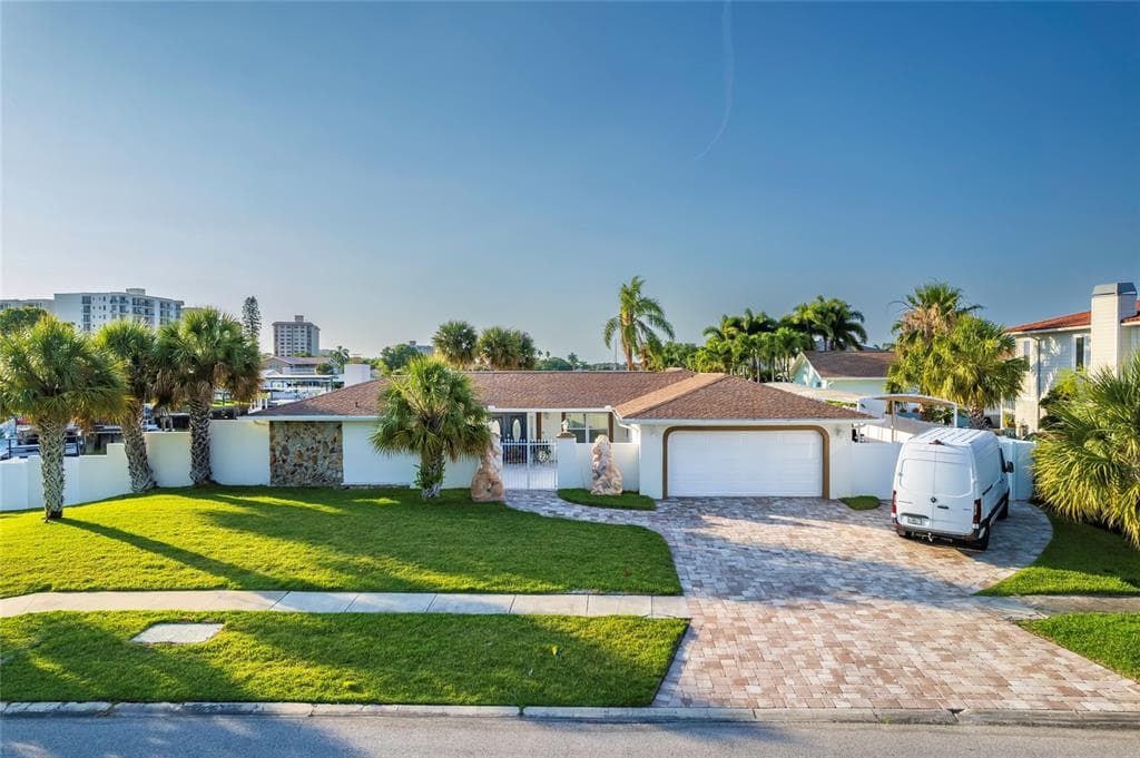 320 HARBOR PASSAGE CLEARWATER BEACH, FL 33767