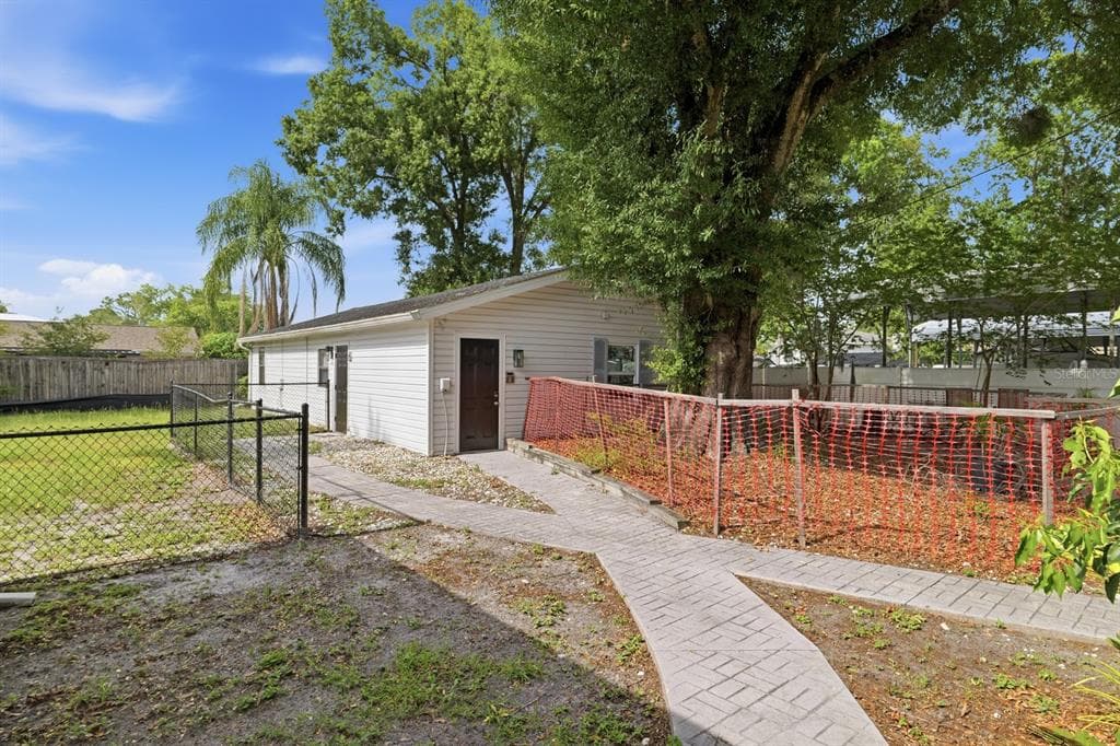 15509 CASEY RD EXT ROAD UNIT B TAMPA, FL 33624