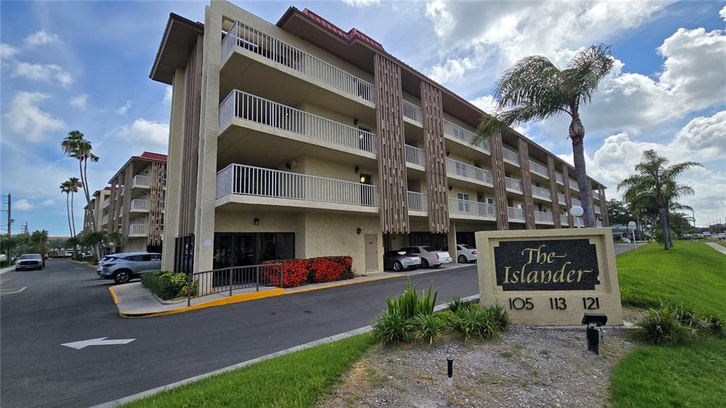 105 ISLAND WAY UNIT 112 CLEARWATER BEACH, FL 33767