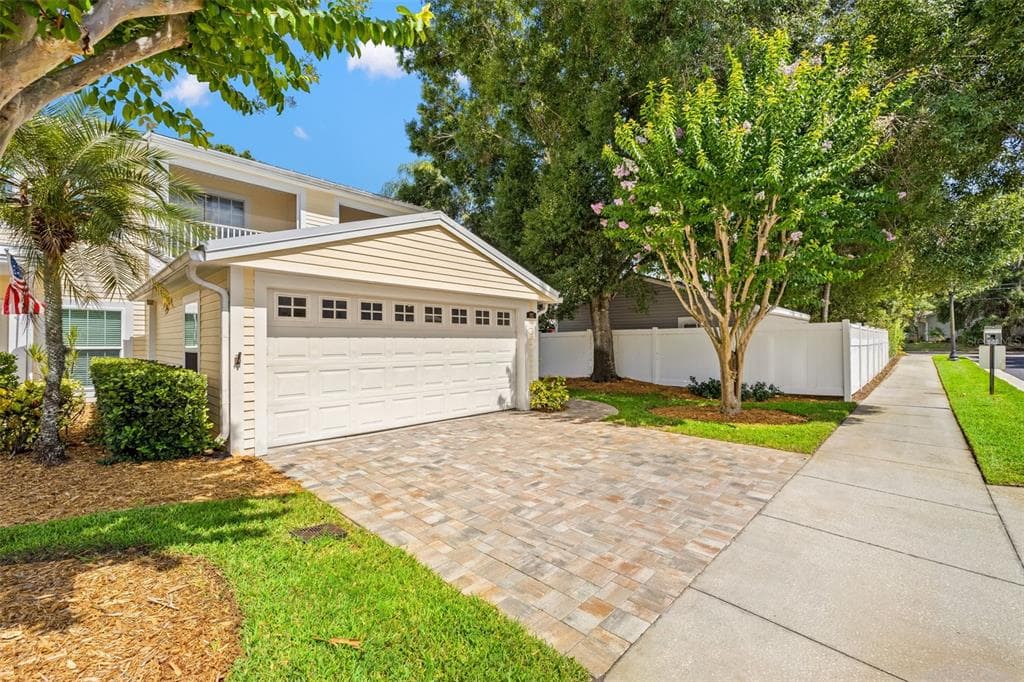 902 WOODBRIDGE COURT