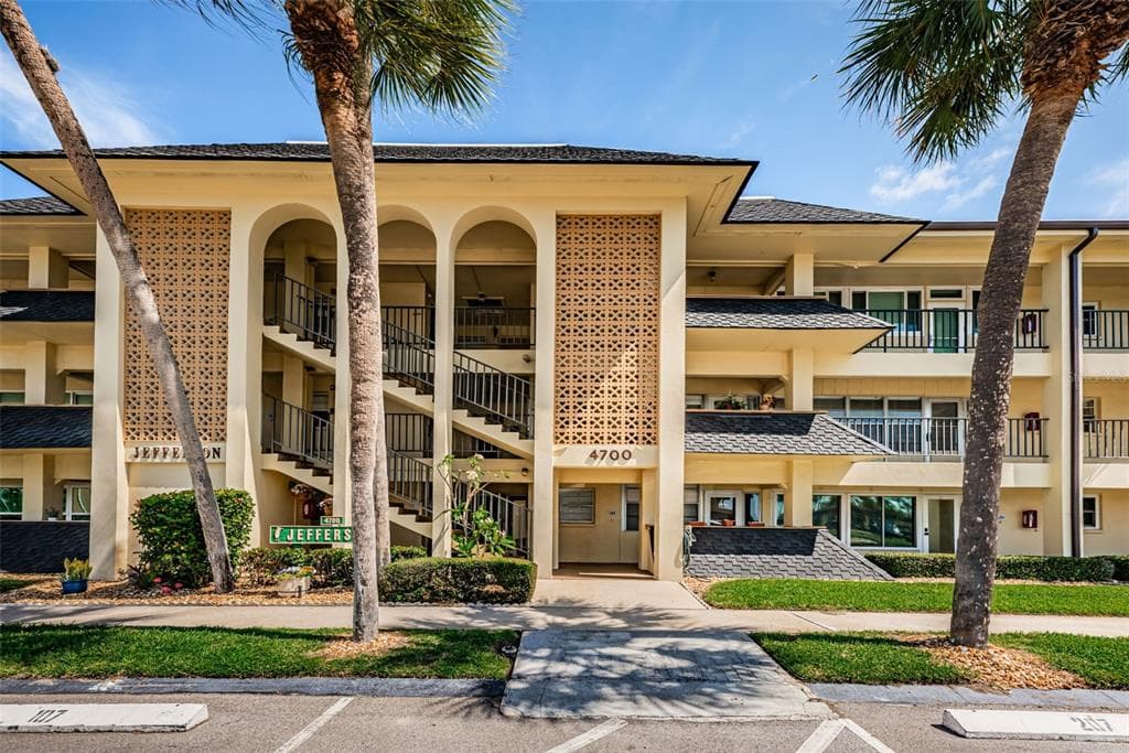 4700 COVE CIRCLE UNIT 208 ST PETERSBURG, FL 33708
