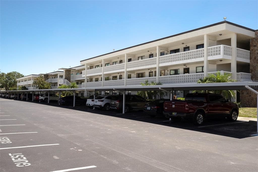 5090 BAY STREET NE UNIT 121