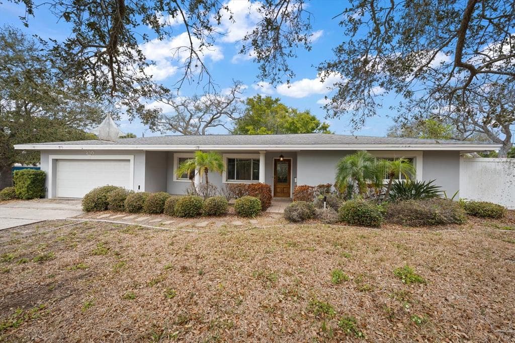 230 GARDEN CIRCLE BELLEAIR, FL 33756