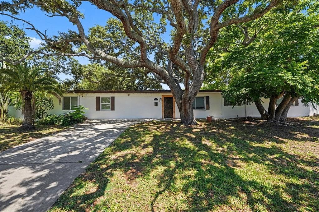 217 GARDEN CIRCLE BELLEAIR, FL 33756