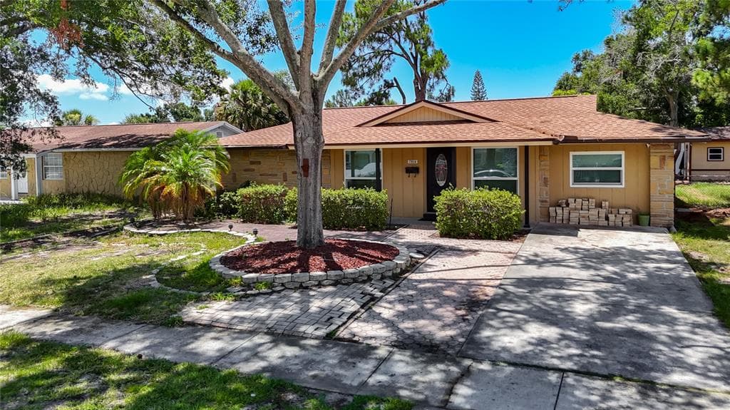 7916 WOODGROVE CIRCLE