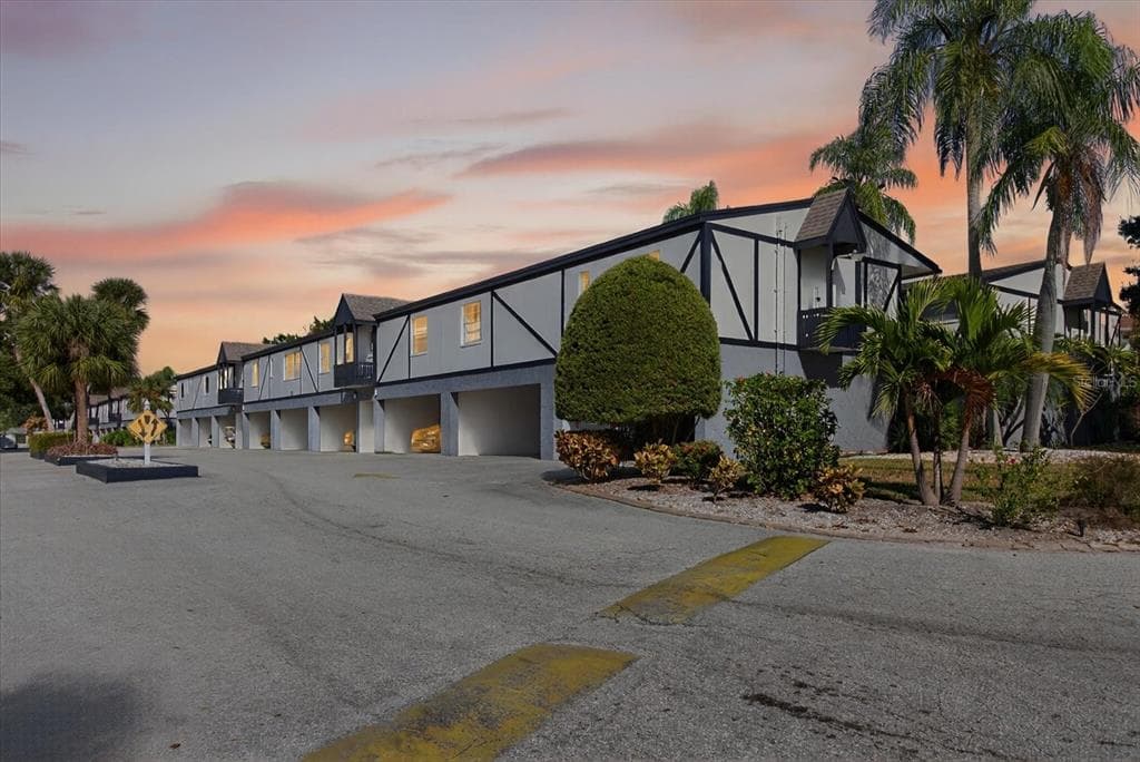 1146 KING ARTHUR COURT UNIT 110 DUNEDIN, FL 34698
