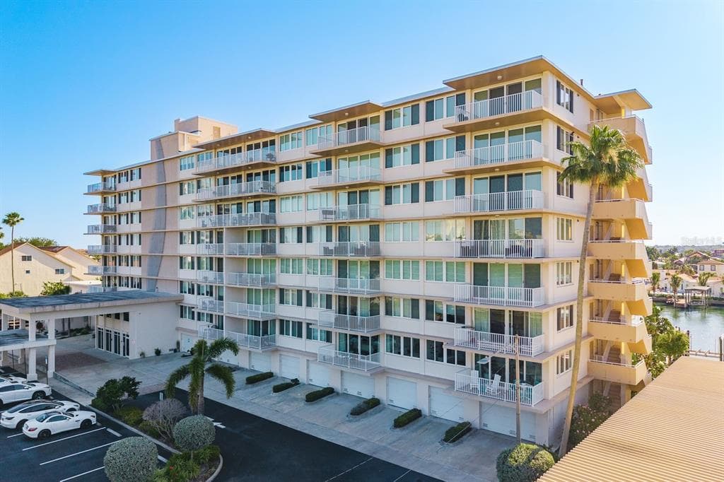 223 ISLAND WAY UNIT 2D CLEARWATER BEACH, FL 33767