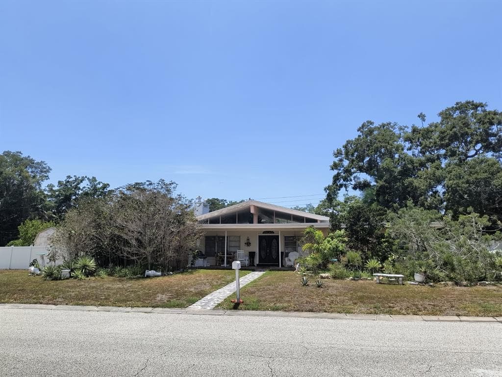 790 OAKWOOD DRIVE