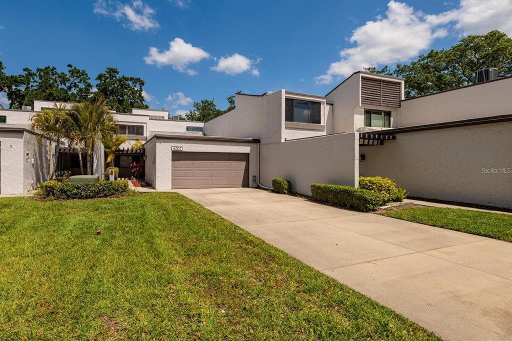 4207 FAIRWAY RUN TAMPA, FL 33618