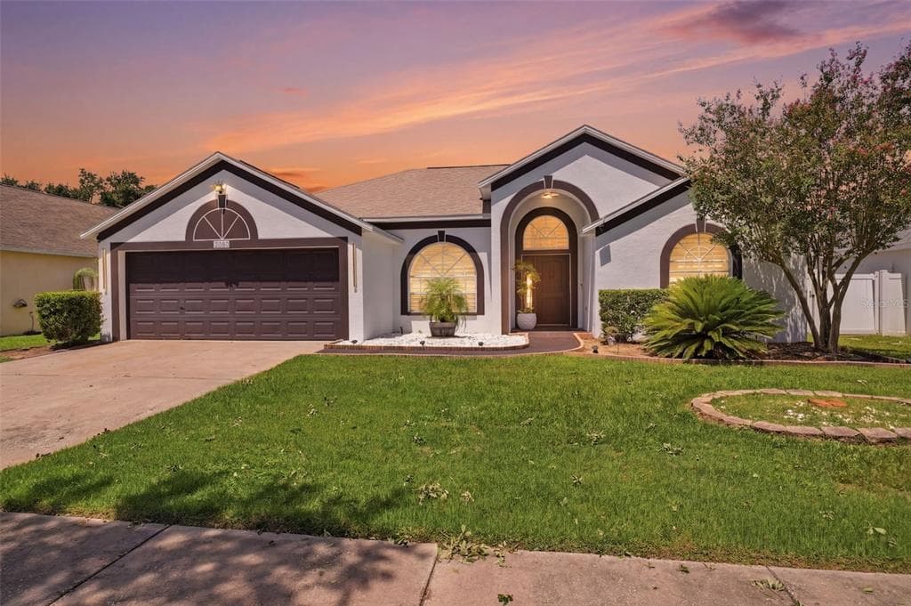 2210 TOWERING OAKS CIRCLE