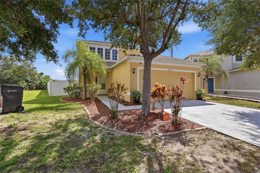 7902 CARRIAGE POINTE DR GIBSONTON, FL 33534