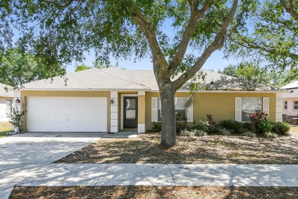 926 WILLOW RUN STREET MINNEOLA, FL 34715