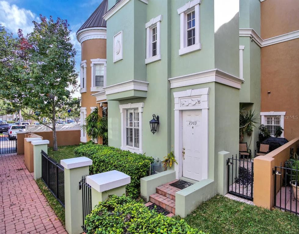 2303 KENSINGTON GARDEN LANE TAMPA, FL 33609
