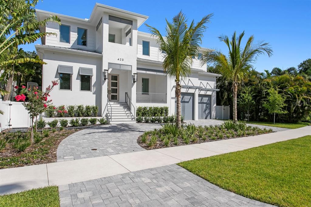 423 S ROYAL POINCIANA DRIVE TAMPA, FL 33609