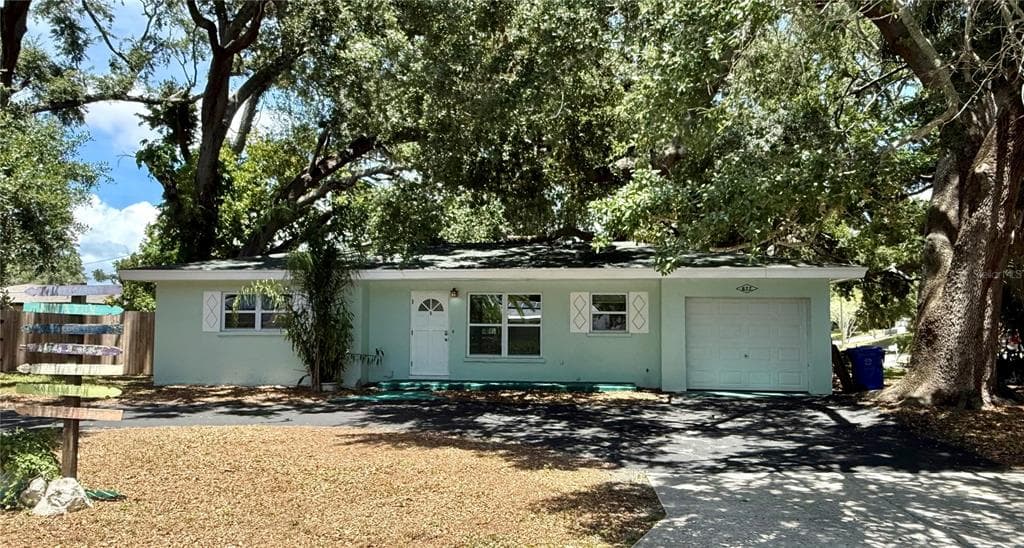 677 OAKWOOD DRIVE DUNEDIN, FL 34698