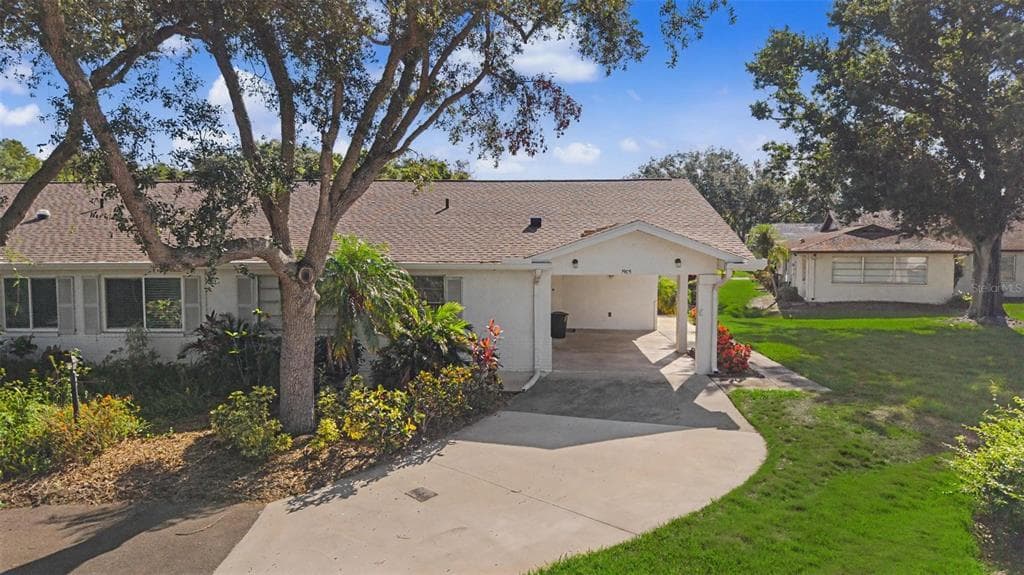 1905 HANSON COURT UNIT 305 SUN CITY CENTER, FL 33573