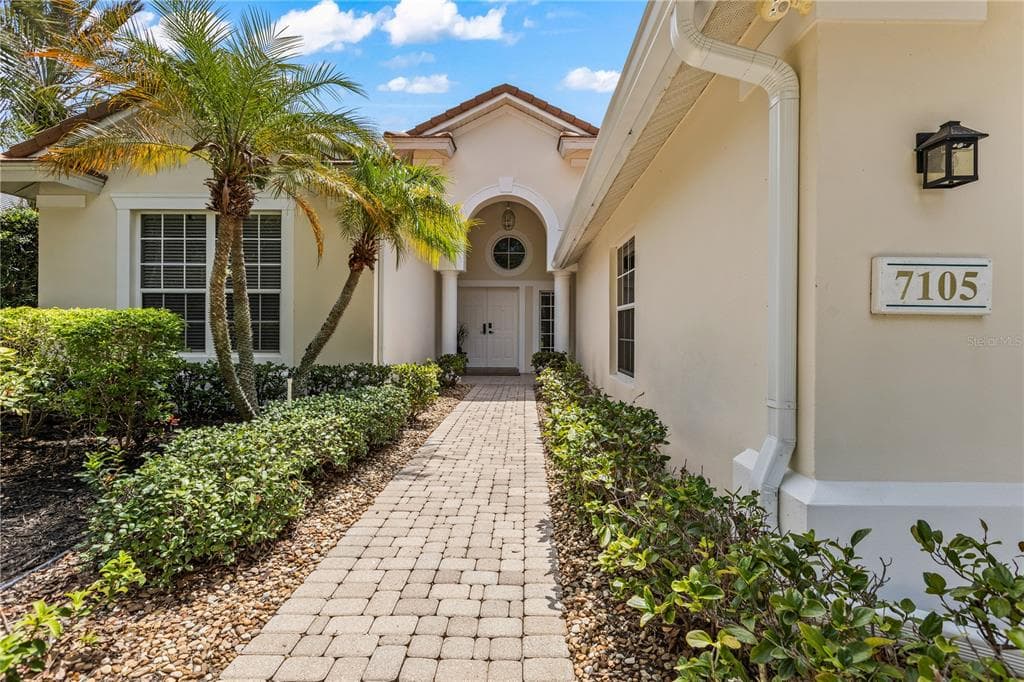 7105 VICTORIA CIRCLE BRADENTON, FL 34201