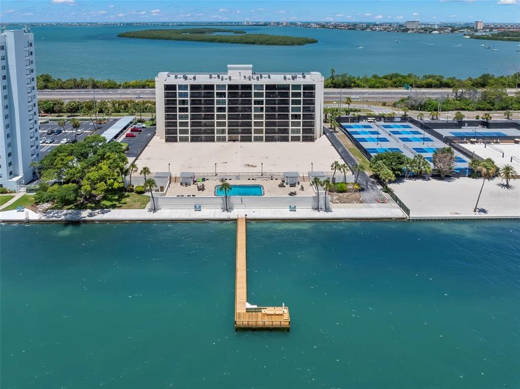 7100 SUNSHINE SKYWAY LANE S UNIT 704 ST PETERSBURG, FL 33711