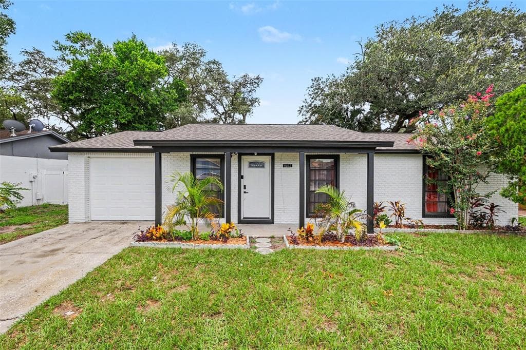 8253 GREENLEAF CIRCLE TAMPA, FL 33615