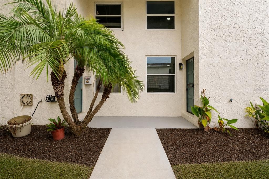4223 LA PALMA COURT TAMPA, FL 33611