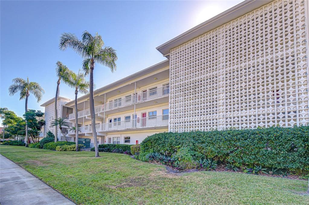 5150 10TH AVENUE N UNIT 211 ST PETERSBURG, FL 33710