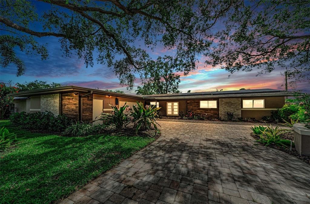 861 RAFAEL BOULEVARD NE ST PETERSBURG, FL 33704