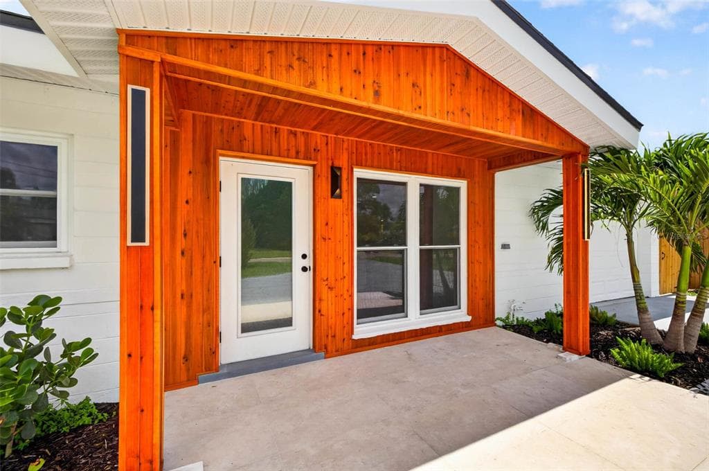 1524 CARSON CIRCLE NE ST PETERSBURG, FL 33703