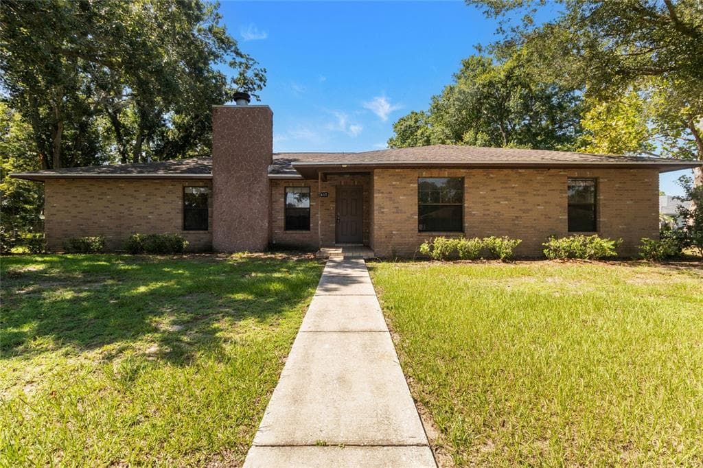 2417 ROSLYN LANE